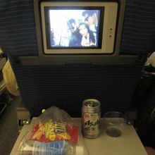 エコノミー席、飲み物サービスから開始（１２月）