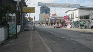 北パタヤの目印でビートロードを下るソンテウの始点です