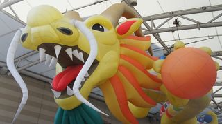 バルーンの龍が例年の飾りつけになっています