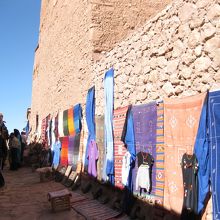 色鮮やかな布を売る店。