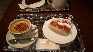 ケーキだけでなくパニーニも。