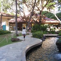 ホテルの中には滝や大きな樹、綺麗な花、芝生がたくさん。