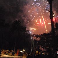 花火は煙がモクモク来るくらい近くでバンバン打ち上げられます。