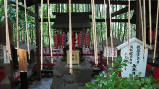 良縁・子宝・学問の神様が祭られています。