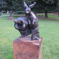 中庭には、こんな楽しいオブジェが。ウサギと亀の袋飛び競争