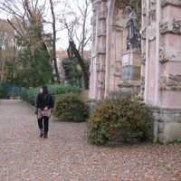 こんな石造りの門みたいなものも