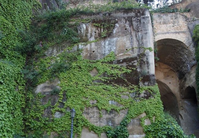 ヴィルジリアノ トンベ ディ ヴィルジーリオ エ レオパルディ公園