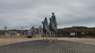 月の砂漠記念像