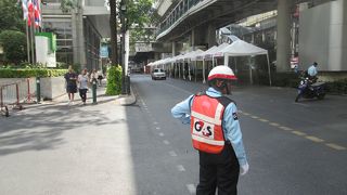 反政府デモの影響を受けている