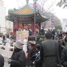 中国風東屋が目印の「山下町公園」が右手にあります