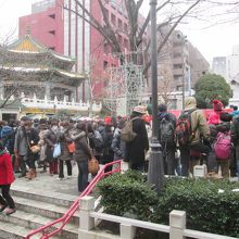 さすが春節のメイン会場、催し物の見物客でいっぱい