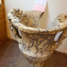 石の模様が美しい壺／考古学博物館