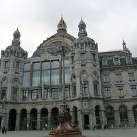 宮殿のような中央駅、真ん前にホテルがあります