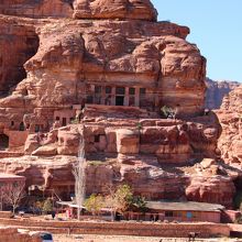 川向いの対岸から見た洞窟博物館。岩山の中腹にある。
