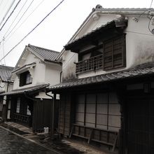 独特の屋根の造りを持つ蔵造りの商家