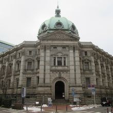 「馬車道」側入口は「旧横浜正金銀行本店本館」の建物です