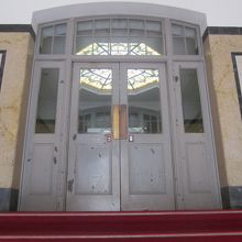 ドアの向こうにステンドグラスが見えます