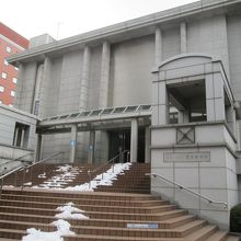「博物館通り」側入口…こちらは博物館らしい佇まいです