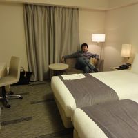 狭いけど新しくて清潔な部屋