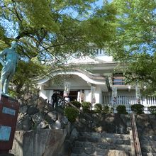 城を再建し寄贈した方の銅像が入り口に