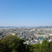 天守閣から北方向　うっすらと木曽の御嶽山も写ってます