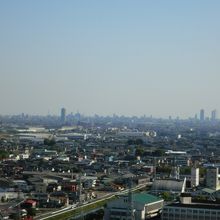 望遠で　左がザ・シーン城北、右が名古屋駅周辺高層ビル群