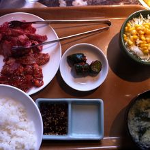 ランチカルビセット。レギュラーにハラミを追加して９５０円。