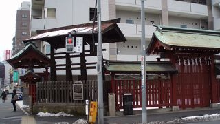  旧甲州街道と府中街道の交差点にありま～す。