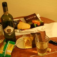 室内のグラス＆テーブル