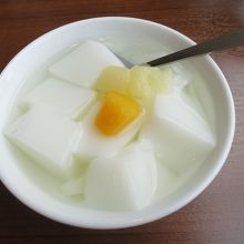 杏仁豆腐（梅蘭やきそばとセットで＋￥280）