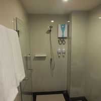 清潔でコンパクトなバスルームですが、給湯は能力不足。