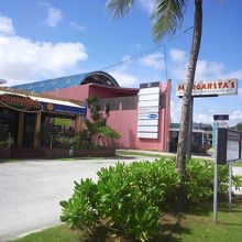 見た目は陽気なショッピングモール