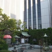 屋上の三囲神社は三井の守り神