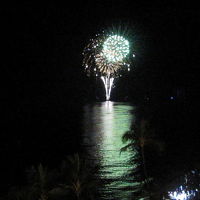 ニューイヤー花火もばっちり。目の前のビーチは大混雑＆大歓声