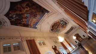 建物を鑑賞するフロアと、絵画を鑑賞するフロア（ギャラリー）の2部構成