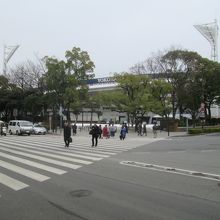 「関内」駅を出ると、目の前には「横浜公園」