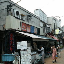 人通りが多い谷中銀座にある精肉店です。