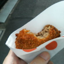 食べ歩きに丁度いい大きさの「谷中メンチ」です。