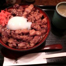 また食べたくなってきた「ぽんじり丼」です。とろり玉子が格別。