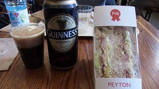 いつも混雑しています。食事もできるカフェです。