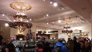 ほぼ紅茶関係の専門店。中にはカフェも。道具は高価。