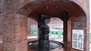 住友ビルの敷地にあります