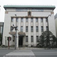 テラコッタで飾られたお洒落さ…増設された４階部分は邪魔ですが