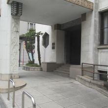 車寄せの柱の模様も、なかなかお洒落ですね