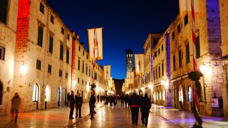 夜のライトアップはクロアチアカラー