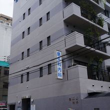 島病院の壁にあります