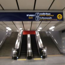 地下鉄の出口１で降ります