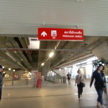 この先がシティラインの改札