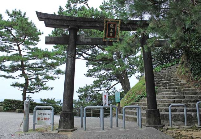 この鳥居は駐車場近くにあります