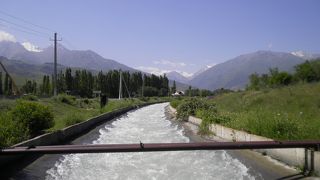 アルアラチャ国立公園入り口手前の村、カシュカ・スーを流れる雪解け激流